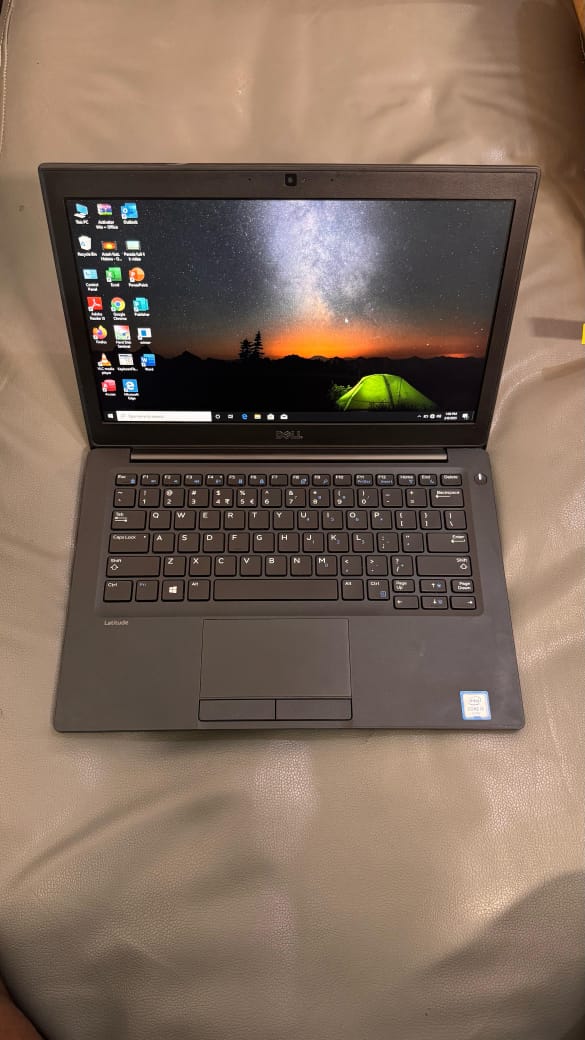 Dell Latitude 7280 13 polegadas Processador core i5 6th geração Velocidade 2.40GHz RAM 8gb de DDR4 Rom SSD de 256GB BATERIA 6H Cameras limpas Com Carregador Semi Novo 💰Preço 220.000,00