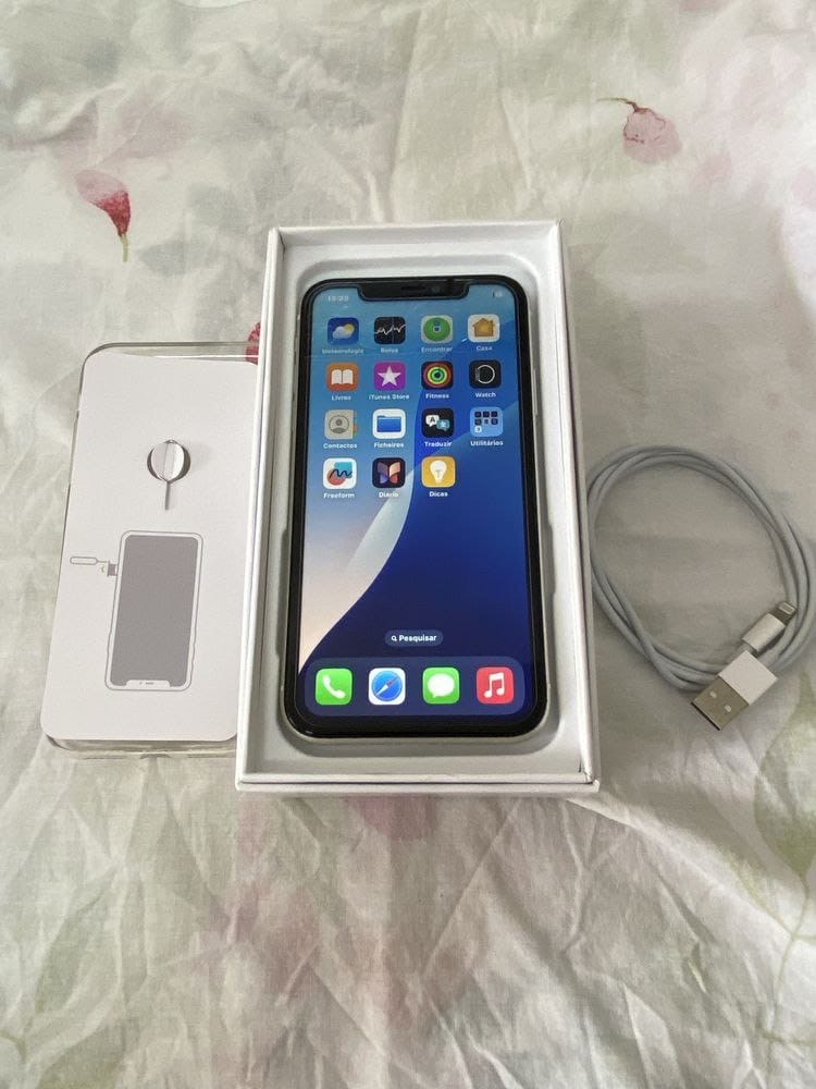 iPhone 11 normal, estado semi-novo.