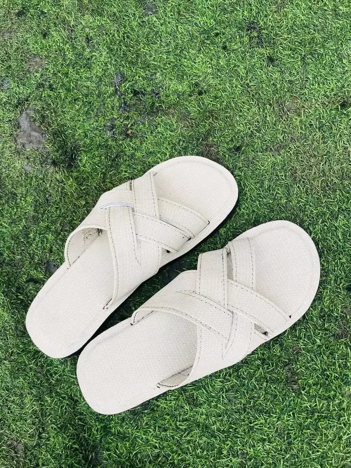 Pernas bonitas, chinelas e sandálias bonitas - Imagem 5
