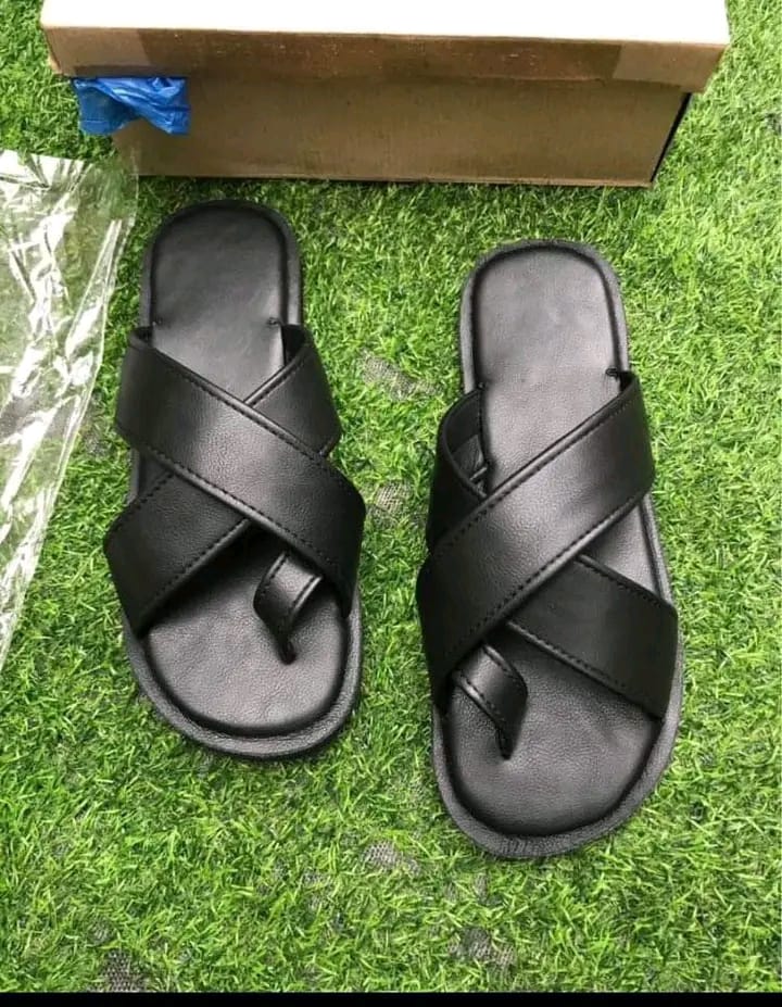 Pernas bonitas, chinelas e sandálias bonitas - Imagem 7