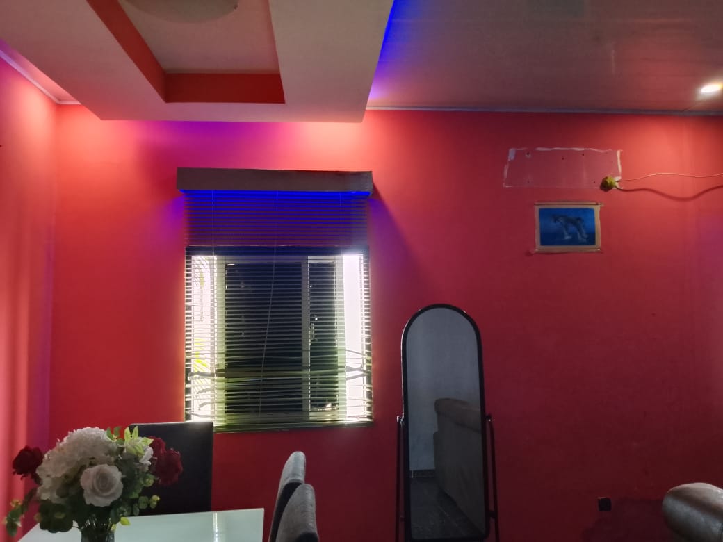 Vende - se uma residencia no Camama 1, por de tras da administraÇao do Camama 1. Dois minutos a estrada principal. - Imagem 3