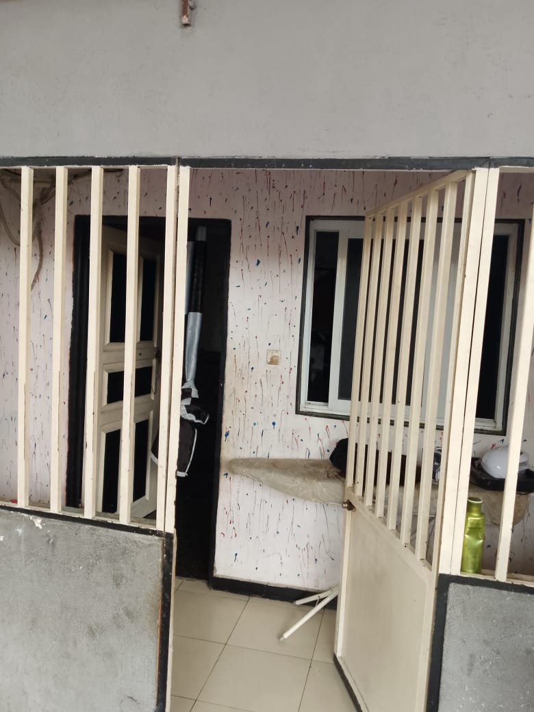 Vende - se uma residencia no Camama 1, por de tras da administraÇao do Camama 1. Dois minutos a estrada principal. - Imagem 5