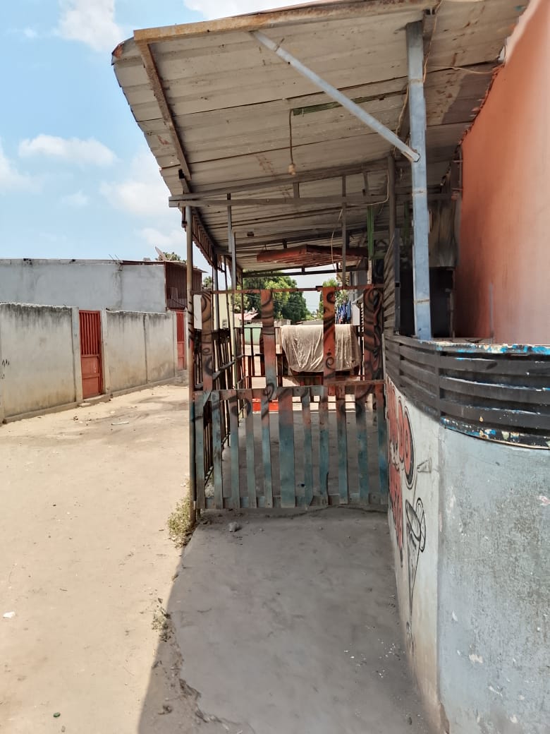 Vende - se uma residencia no Camama 1, por de tras da administraÇao do Camama 1. Dois minutos a estrada principal. - Imagem 8