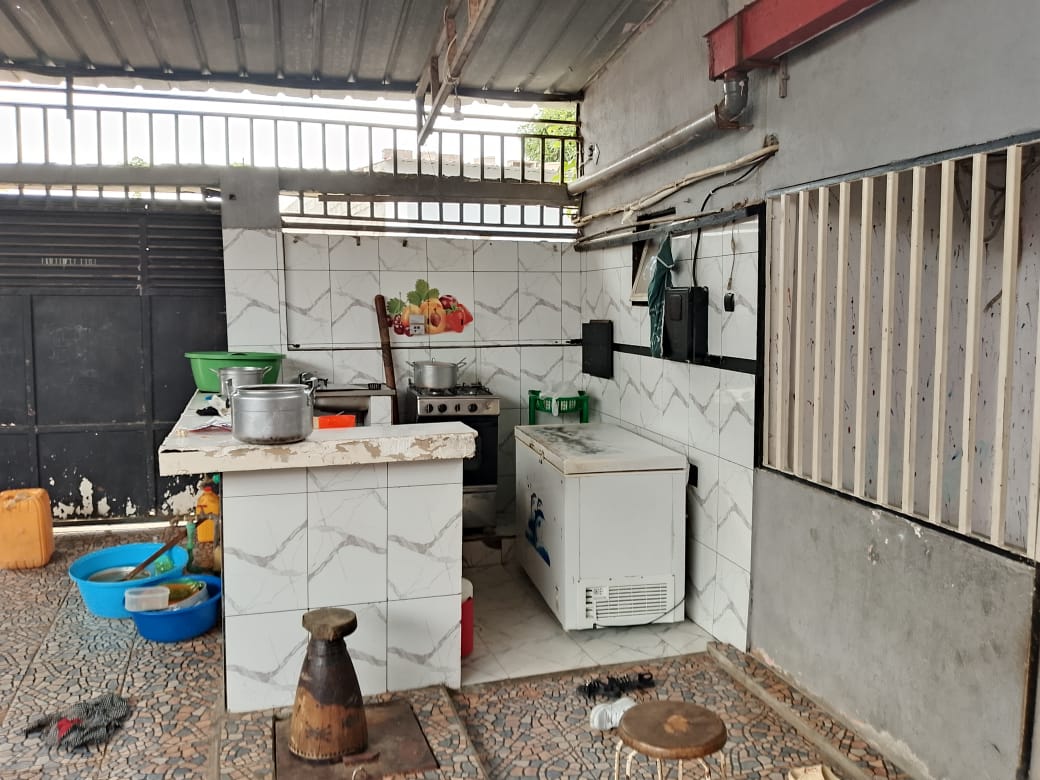 Vende - se uma residencia no Camama 1, por de tras da administraÇao do Camama 1. Dois minutos a estrada principal. - Imagem 6