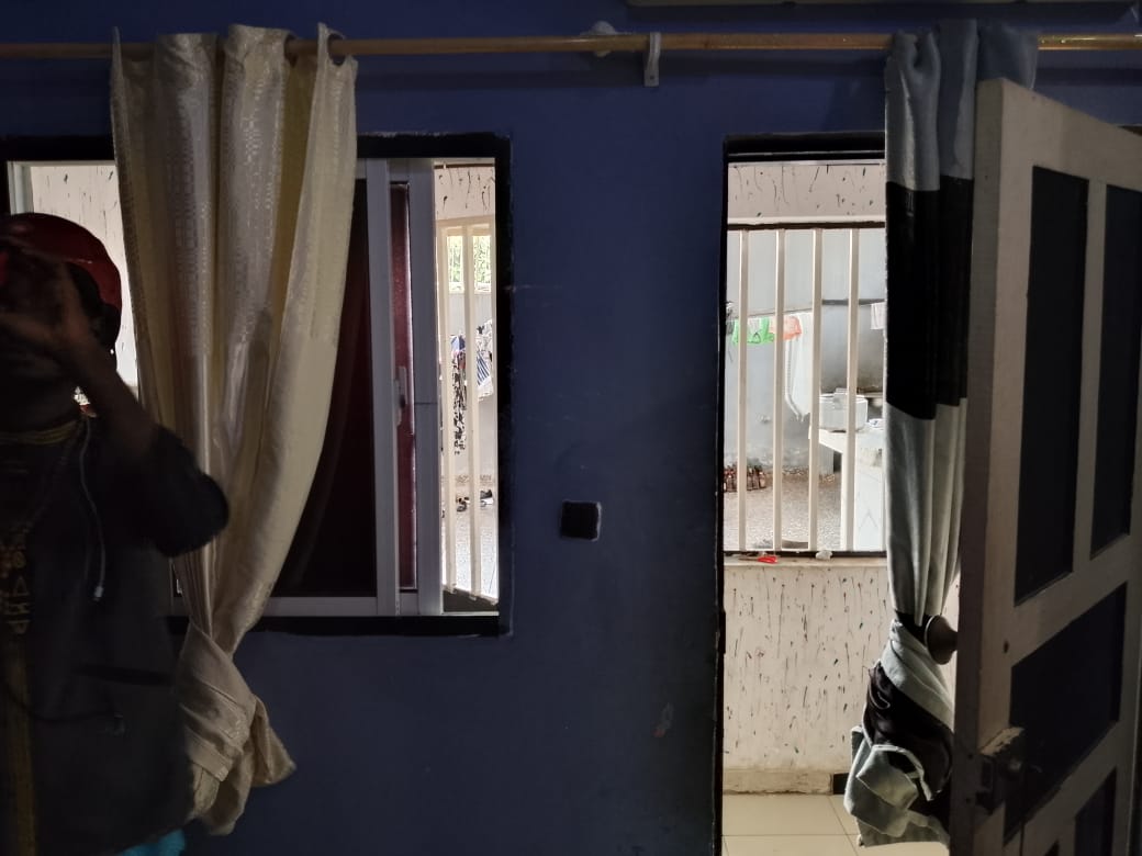 Vende - se uma residencia no Camama 1, por de tras da administraÇao do Camama 1. Dois minutos a estrada principal. - Imagem 7