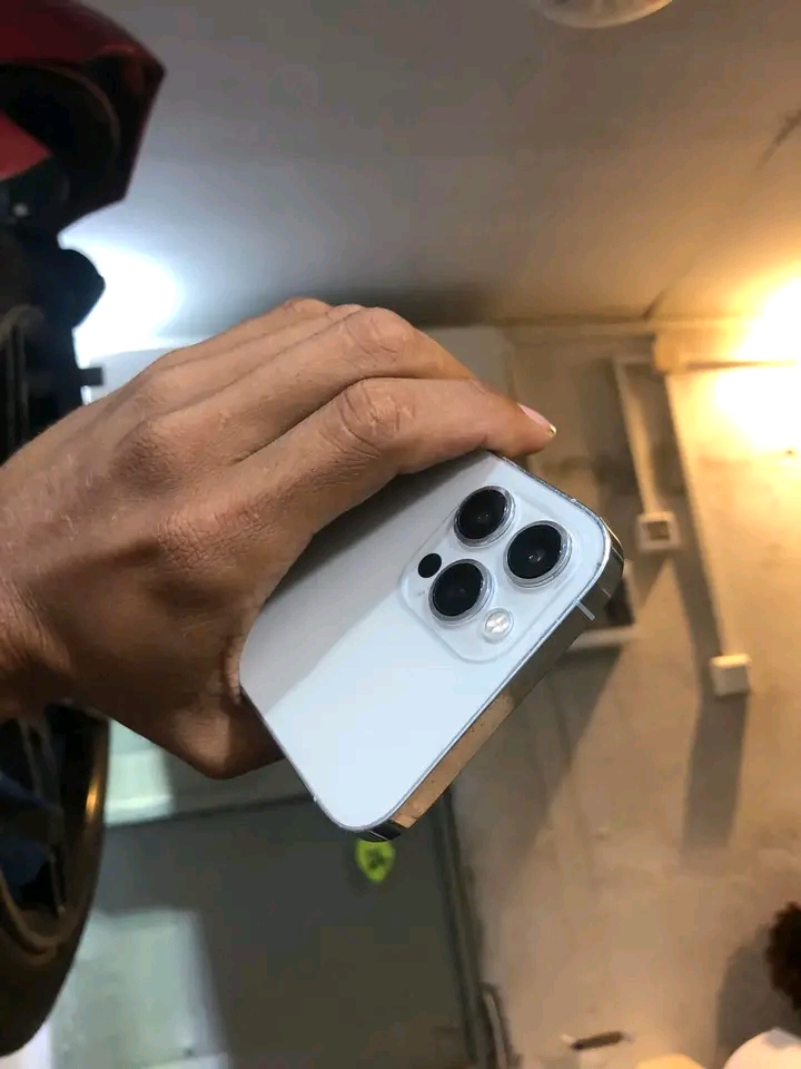 Telemóveis novos na caixa com todos os seus acessórios origem Americana
