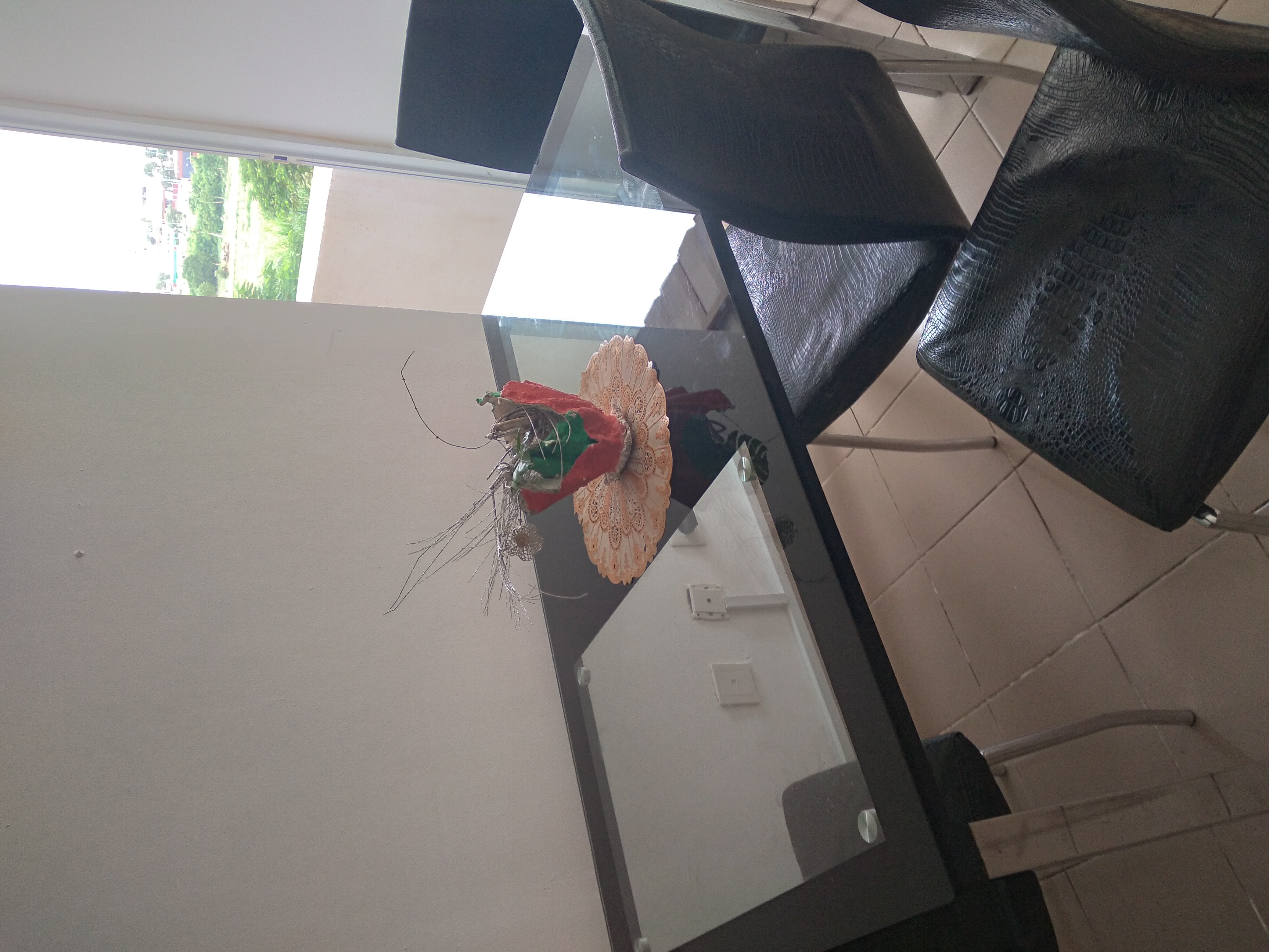 Com esta mesa mt bonita vc podera reunir a sua família e ter um jantar ou almoço digno de um Angolano/a Venha na Angesel 