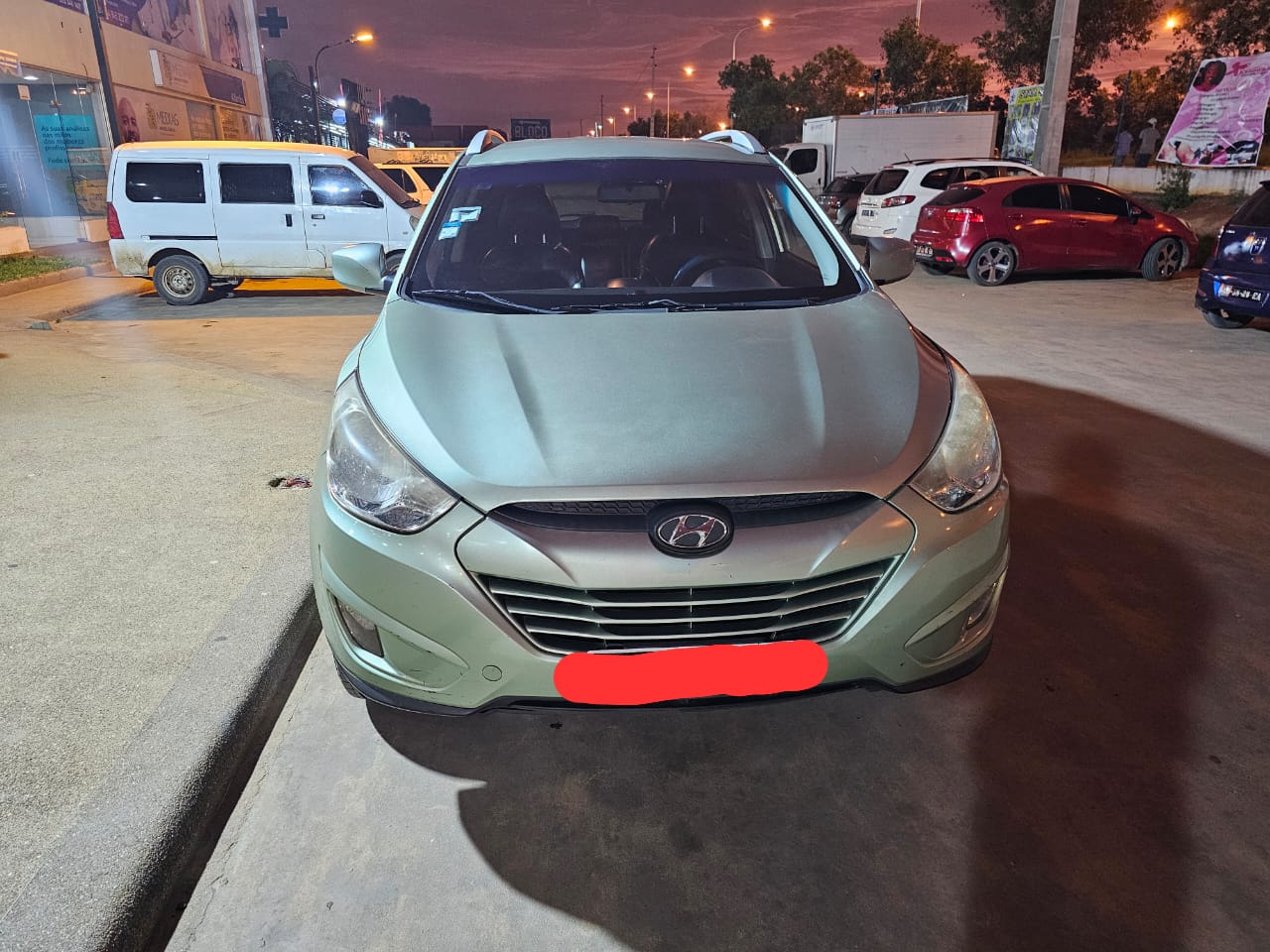 Ix35 motor selado  Cx manual  AC gela  Pintura de origem  Ser D  Km 97  Valor de 4.780.000 negociável  Cliente molha 100 mil kz