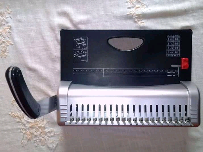 Máquina para encardenamento de folhas 