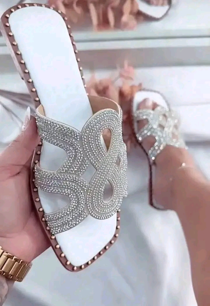 Chinelas e sandálias das poderosas 😱😂. Tudo a um preço bem acessível👌 - Imagem 4