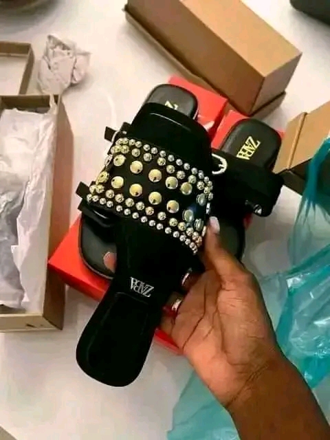 Chinelas e sandálias das poderosas 😱😂. Tudo a um preço bem acessível👌 - Imagem 5