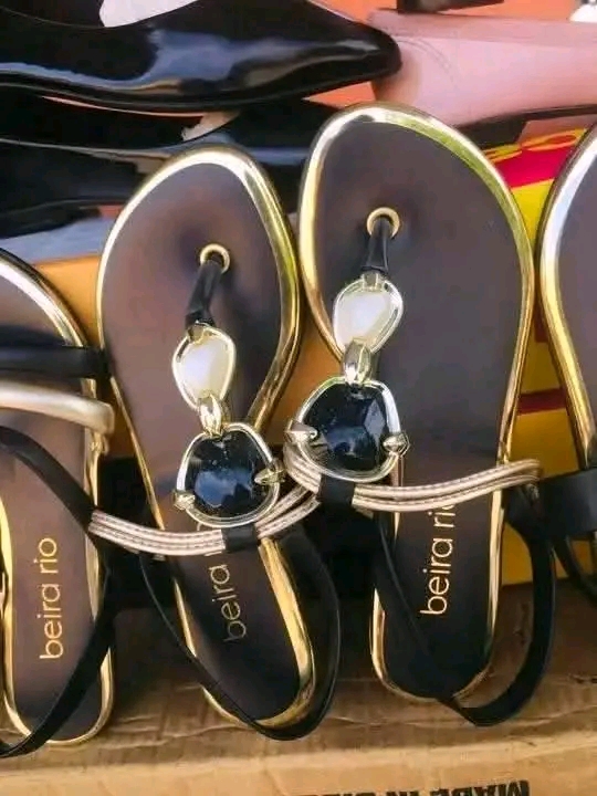 Tudo a bom preço, calçados Brazil e calçados de marca Zara 🤷😂  material original!👌 - Imagem 5