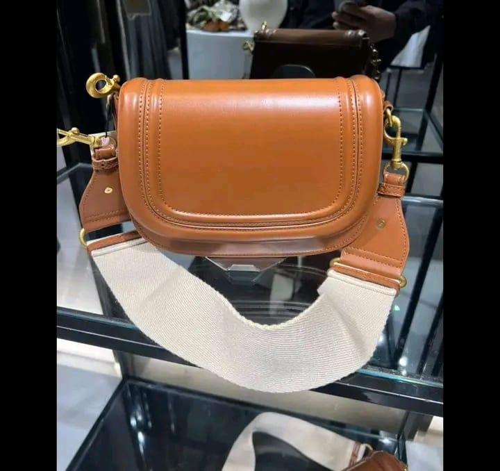 Tudo a bom preço, calçados Brazil e calçados de marca Zara 🤷😂  material original!👌 - Imagem 7