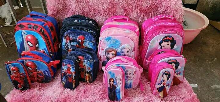 Conjunto de mochila, lancheira e estojo