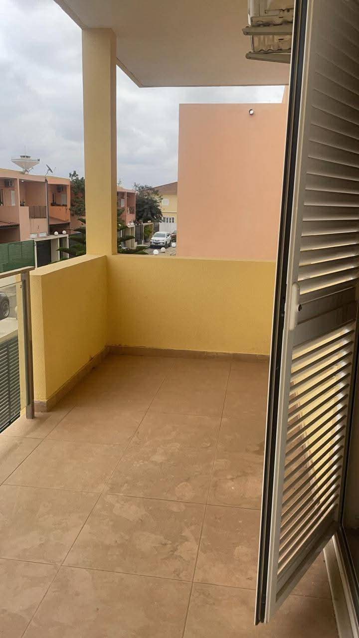 Vivenda V3 no condomínio Acácias 
