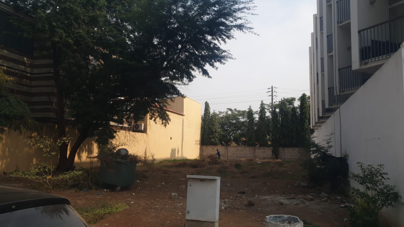 TERRENO A VENDA  TALATONA AV. DUBAI Junto ao The Cigar's  Dimensão: 16X30  *Preço de venda: 420.000,00 mil Euros ou Dólar negociável*  Podem ainda ser pagos em Kwanzas preço não negociável. - Imagem 3