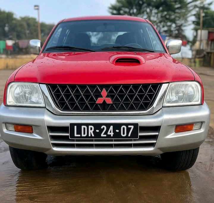 Mitsubishi L200 antigo modelo galinha Rija 