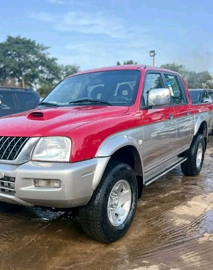 Mitsubishi L200 antigo modelo galinha Rija  - Imagem 3