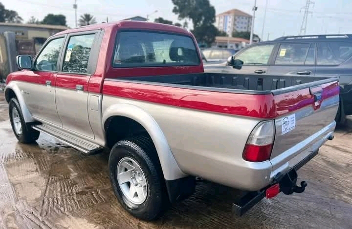 Mitsubishi L200 antigo modelo galinha Rija  - Imagem 4