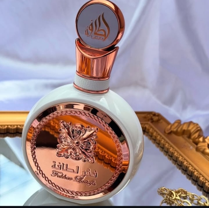 Perfumes árabes disponível, da Latafa.