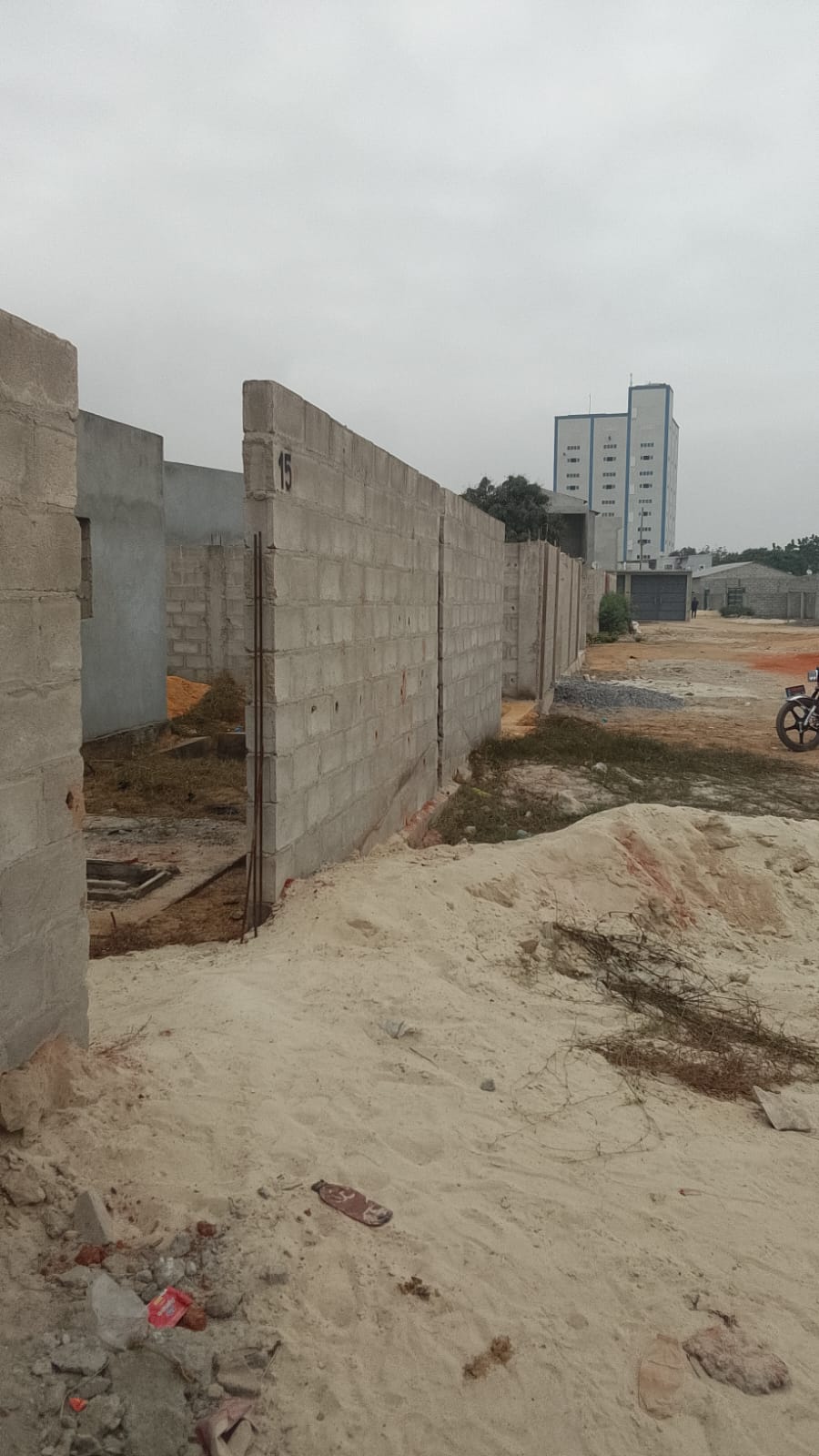 Venda de uma casa T3 inacabada - Imagem 2