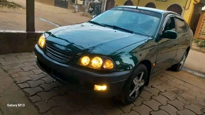 TOYOTA AVENS 